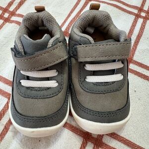 Stride Rite Toddler Boy Sz 4 Wide Athletic Casual Shoes Grey & White EUC